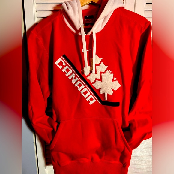 Nike Other - Nike team Canada carpet logo